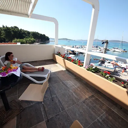 Couette-café Scala 4*